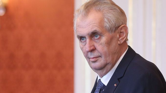 Pokud ČSSD chce, aby žádný její zákon neprošel, ať jde do opozice, řekl na sjezdu strany prezident Miloš Zeman.