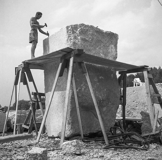 Archivní fotografie z éry 50. a 60. let 20. století, kdy na Letné v Praze vznikl a později zanikl nechvalně proslulý Stalinův památník.