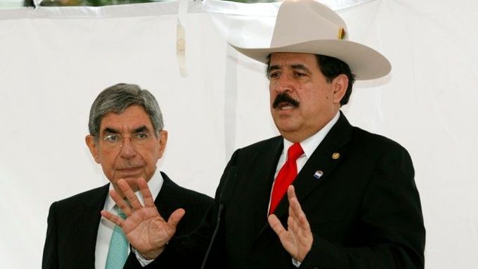 Manuel Zelaya (v klobouku) a Óscar Arias na tiskové konferenci v San José.
