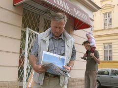 V ulici Korunovační se zastavil v trafice pro noviny.