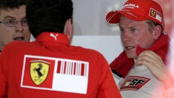 Kimi Räikkönen hovoří ve stáji Ferrari s mechaniky