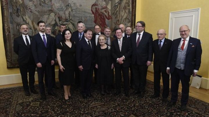 Za zásluhy o diplomacii získali ocenění Albrightová, Vondra nebo Schwarzenberg