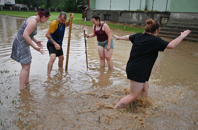 Prudká bouře s přívalovým deštěm zatopila desítky domů a několik silnic na Telčsku (12. červenec 2024, Telč, Jihlavsko).