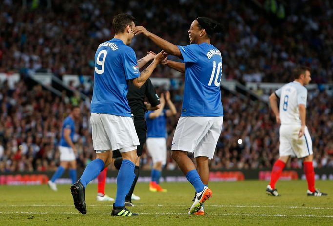 Soccer Aid 2016. Dimitar Berbatov a Ronaldinho, radost z proměněné penalty bulharského útočníka