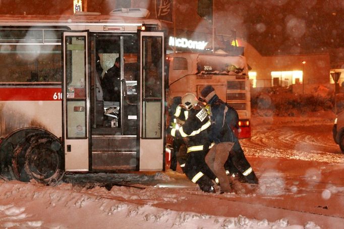 Hasiči v Praze 6 ulici Makovského vyprošťují autobus, který se zasekl v tramvajových kolejích