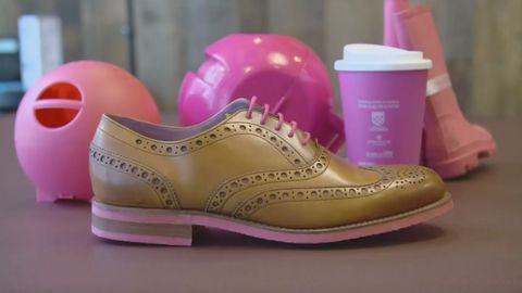 Z vyhozených žvýkaček vznikají hezké boty a kelímky na kávu