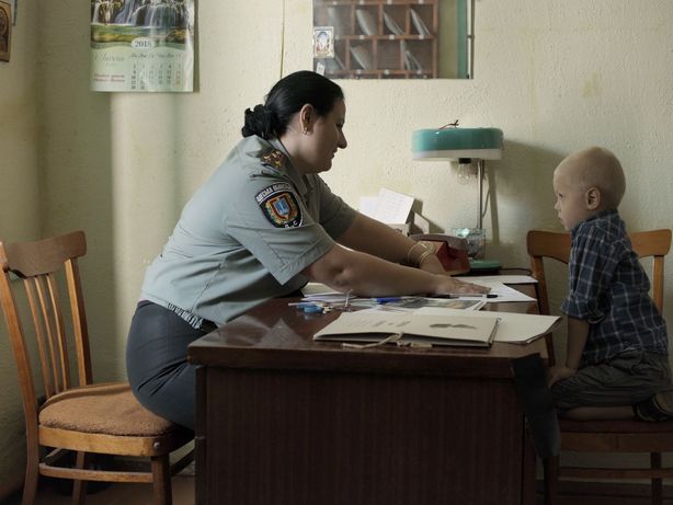 Vedoucí věznice Irina si zahrála sama sebe. Režiséra Petera Kerekese fascinovaly její přechody mezi polohou přísné dozorkyně i něžné pečovatelky.