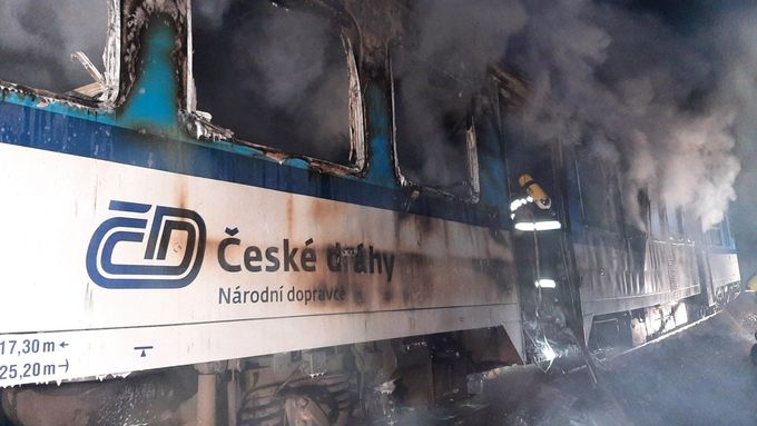 Požár vagónu zastavil provoz na trati v úseku Nesovice - Nemotice.