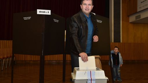 Předseda ČSSD a vicepremiér Jan Hamáček odevzdal svůj hlas v komunálních volbách 5. října 2018 v Domě kultury v Mladé Boleslavi.