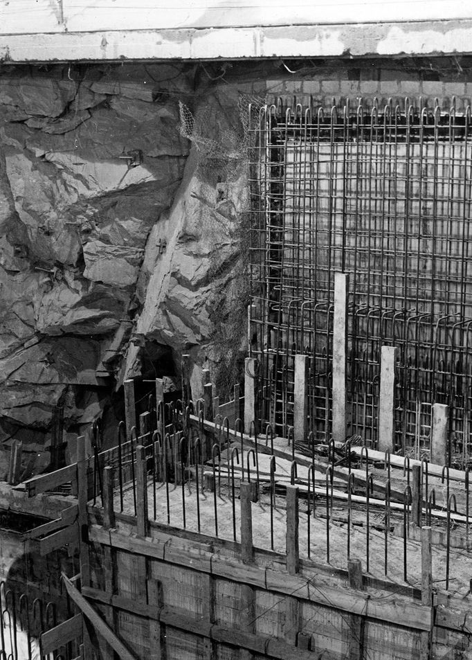 Fotografie ukazuje výstavbu vodní nádrže a elektrárny Lipno, významného díla z roku 1959, které dodává energii a poskytuje rekreační možnosti.