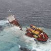 Polovina havarované lodi u Nového Zélandu se potápí