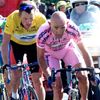 Americký cyklista Lance Armstrong (vzadu) stíhá Itala Marca Pantaniho během 15. etapy Tour de France 2000.