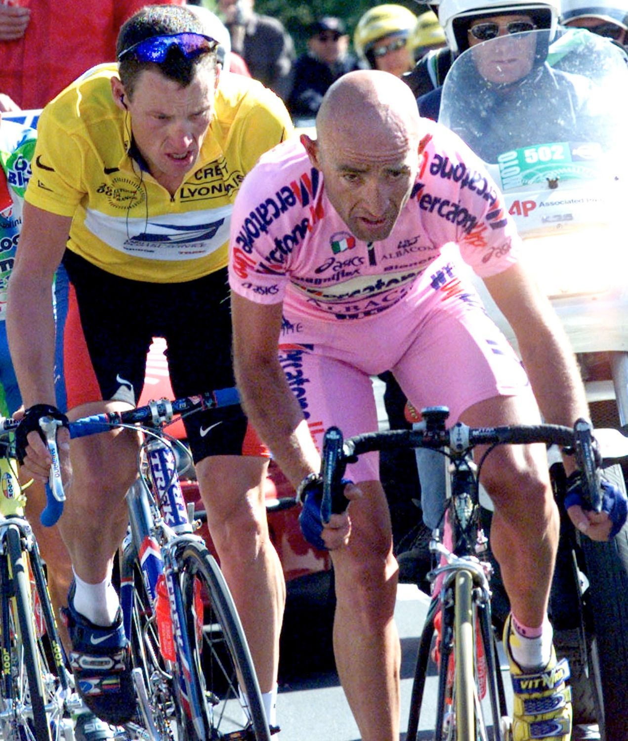 Americký cyklista Lance Armstrong (vzadu) stíhá Itala Marca Pantaniho během 15. etapy Tour de France 2000.