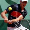 Američan Sam Querrey vrací míček Srbovi Janko Tipsarevičovi během French Open 2012