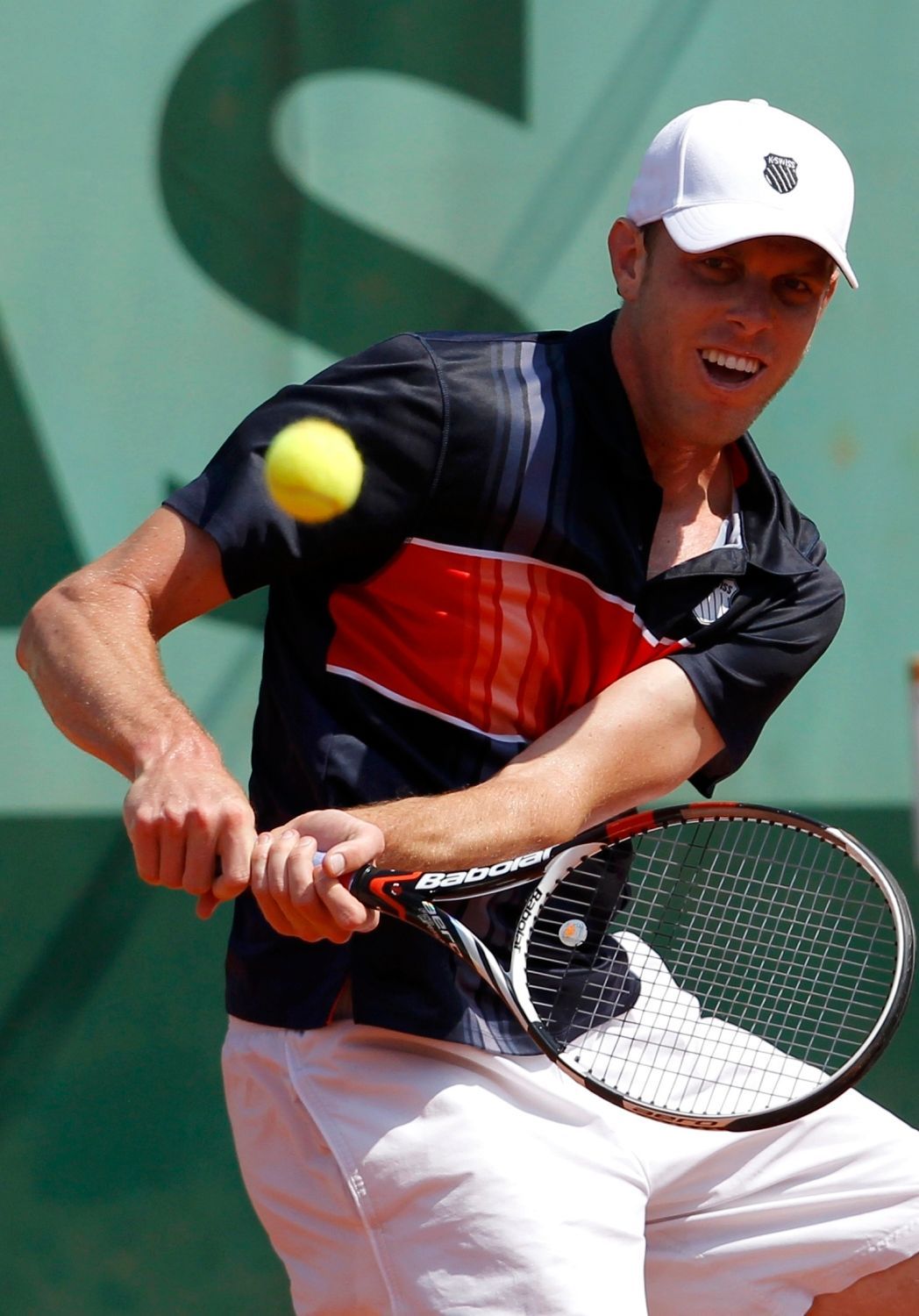 Američan Sam Querrey vrací míček Srbovi Janko Tipsarevičovi během French Open 2012