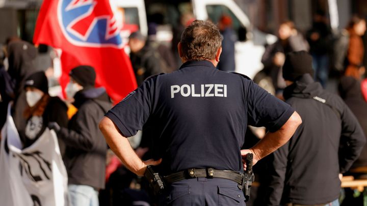Němečtí extremisté chtěli na hranici zastavovat migranty. Bajonetem, mačetou a obušky; Zdroj foto: Reuters