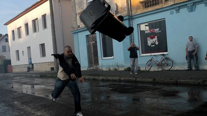 Takto se loni demonstrovalo proti Romům ve Šluknovském výběžku. Úřady nechtějí připustit Šluknov II