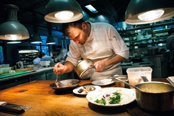 Martin Štangel, šéfkuchař restaurace Eska, připravuje pokrmy s vytříbenou pečlivostí.