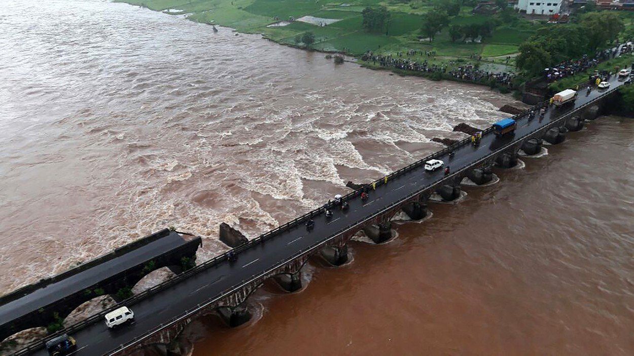 12_Foto_India bridge collapsed Siviti river Aug. 2, 2016