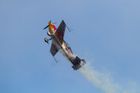 Pilot Šonka v Abú Zabí vyhrál poprvé závod Red Bull Air Race