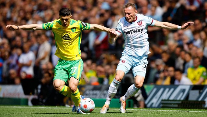 Český obránce West Hamu Vladimír Coufal (vpravo) bojuje o míč s Milotem Rashicou z Norwiche v utkání anglické ligy