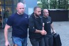 Policie obvinila pět Nizozemců za útok na číšníka v Praze, hrozí jim až 10 let