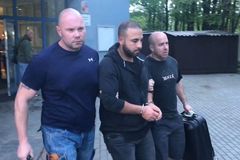 Policie obvinila pět Nizozemců za útok na číšníka v Praze, hrozí jim až 10 let