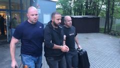 Policie vede v poutech skupinu cizinců, kteří napadli číšníka. Zadrželi je na na pražském letišti