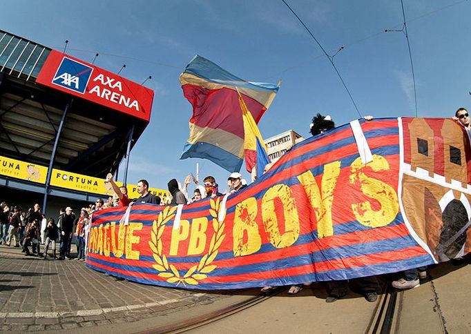 Před 16. hodinou vyrazil průvod fanoušků od letenského stadionu.