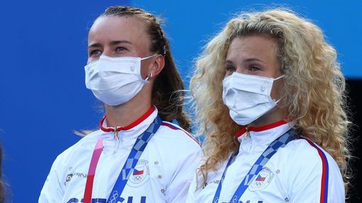 Barbora Krejčíková a Kateřina Siniaková se zlatou medailí ve čtyřhře na OH 2020