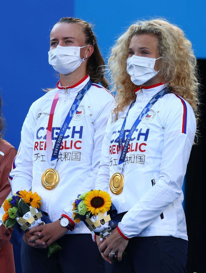 Barbora Krejčíková a Kateřina Siniaková se zlatou medailí ve čtyřhře na OH 2020