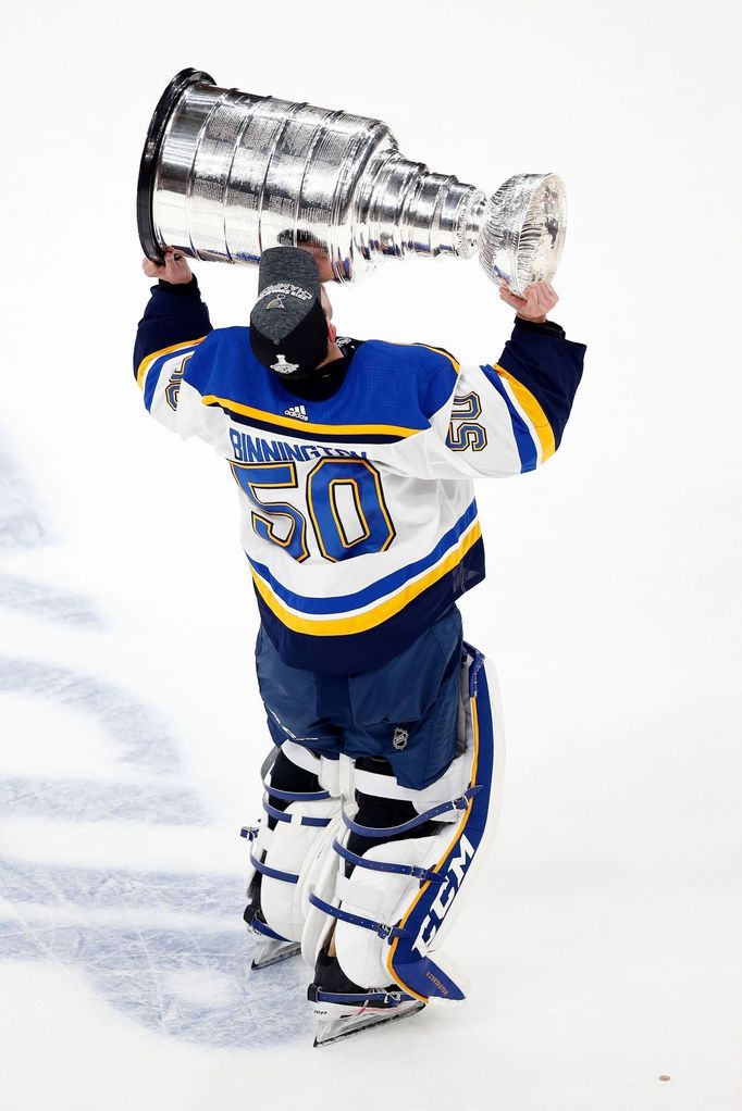 7. finále NHL 2018/19, Boston - St. Louis: Jordan Binnington oslavuje zisk Stanley Cupu.