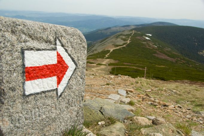 Značení turistické cesty na Sněžce v Krkonoších.