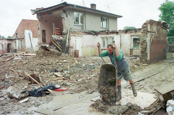 Archivní snímek z povodní v roce 1997, které postihly třetinu země, nejvíce Moravu a východní Čechy.