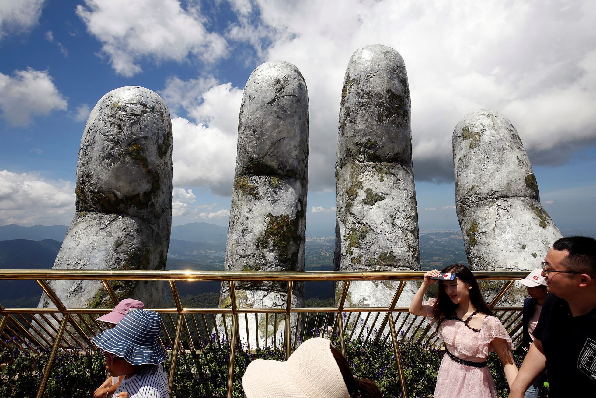 Foto / Fascinující podívána z Vietnamu. Obří ruka lávka podpírá lávku pro chodce. / Reuters / 8