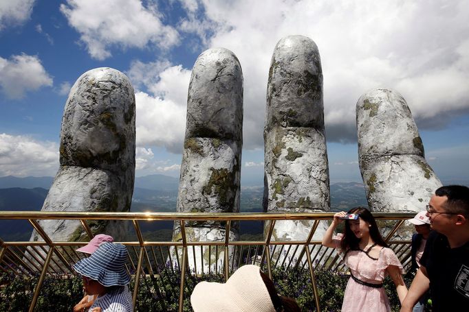 Obří ruka podpírá na kopci Ba Na v nadmořské výšce 1000 metrů nad mořem lávku nazvanou Gold Bridge v blízkosti města Danang ve Vietnamu.