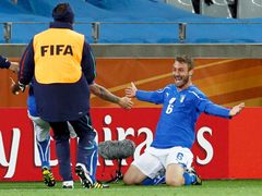 Vážení diváci, gól. (De Rossi vyrovnal na 1:1 v zápase Itálie - Paraguay, jehož sledování bylo utrpením.)