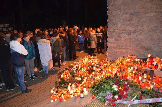 Pieta pro učitelku základní školy v Edvarda Beneše v Lysici, která zahynula v minulém týdnu při nehodě na Mělnicku.
