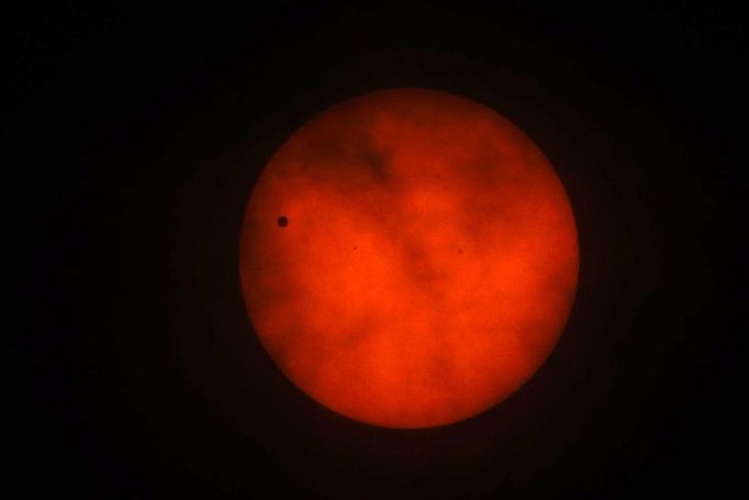 Planet Venus transits across the sun in Singapore June 6, 2012. The planet Venus made a slow transit across the face of the sun on Tuesday, the last such passing that will be visible from Earth for 105 years. REUTERS/Tim Chong (SINGAPORE - Tags: ENVIRONMENT SCIENCE TECHNOLOGY) Published: Čer. 6, 2012, 5:42 dop.