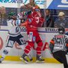 33. kolo hokejové Tipsport extraligy, Vítkovice - Třinec: Zleva Jan Výtisk a Aron Chmielewski