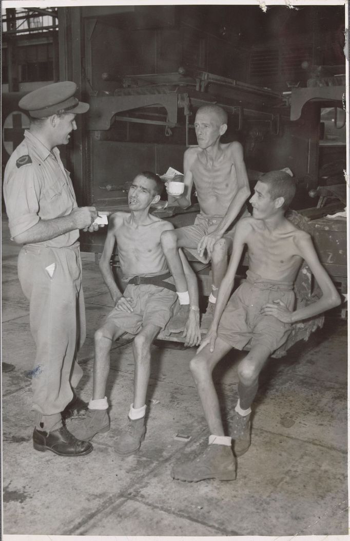 Tři osvobození spojenečtí a australští váleční zajatci z japonského tábora na Sumatře hovoří s britským novinářem, 1945.