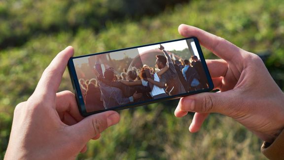 Mobilní telefon Sony Xperia 1V určený především pro fotografy, filmaře a audiofily.