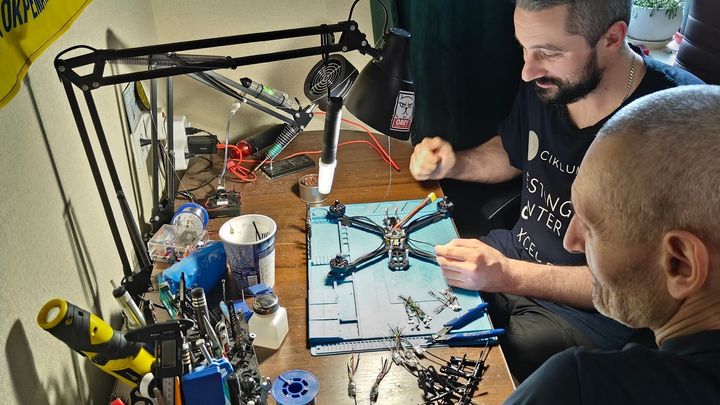Dřív se bála dotknout zbraně, teď si doma montuje drony. V pomoc Západu nevěřím, líčí