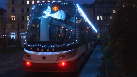 VIDEO: Vánoce jsou tady. Po Praze jezdí tramvaj ověšená žárovkami