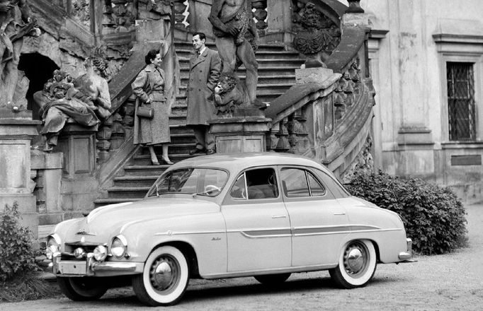 V roce 1956 Škoda připravila exportní verzi sedanu 1201. Automobil dostal přídavné světlomety, odlišně lakovanou střechu i pruh na boku a také řadu chromavaných doplňků.