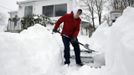 Donnalyn Sullivan shovels out her front steps during a blizzard in Medford, Massachusetts February 9, 2013. A blizzard pummelled the Northeastern United States, killing at least one person, leaving hundreds of thousands without power and disrupting thousands of flights, media and officials said. REUTERS/Jessica Rinaldi (UNITED STATES - Tags: ENVIRONMENT) Published: Úno. 9, 2013, 2:50 odp.