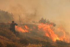 Kvůli požáru na Krétě evakuovali stovky Čechů na dovolené