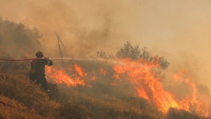 V oblíbené prázdninové destinaci Ierapetra na jihovýchodě Kréty ve středu odpoledne vypukl požár. Klienty museli evakuovat také české cestovní kanceláře.