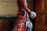 Modelka předvádí kolekci Roberta Cavalliho během milánského týdne módy. (vydražte tento snímek, pomozte dětem - online na www.sanceprodeti.cz )