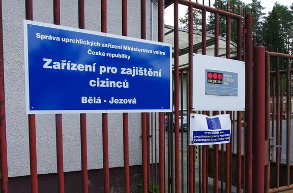 Brána uprchlického zařízení v Bělé-Jezové.